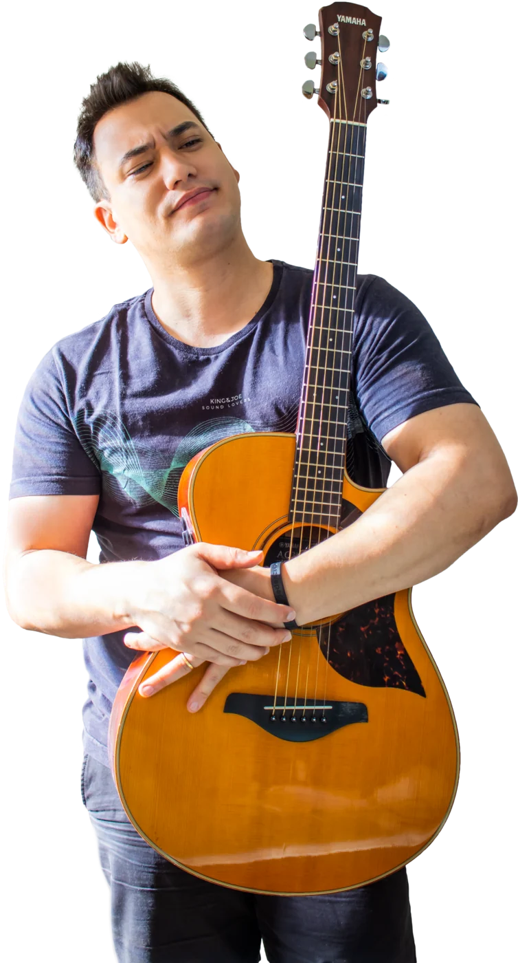 Victor Hugo Leite abraçado ao violão