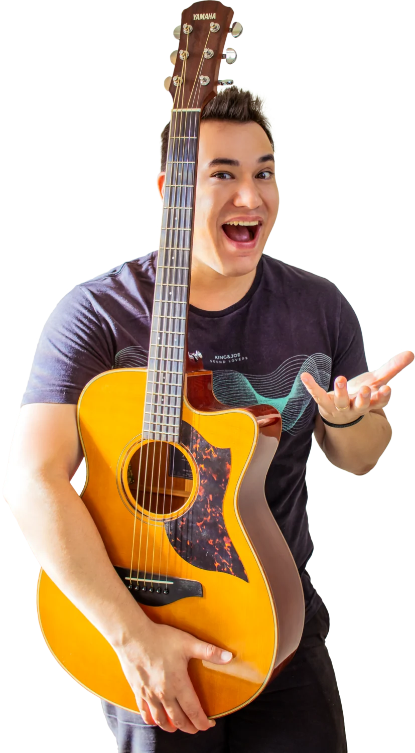 Victor Hugo Leite, criador do método Violão Todo Dia, sorrindo com o violão nas mãos